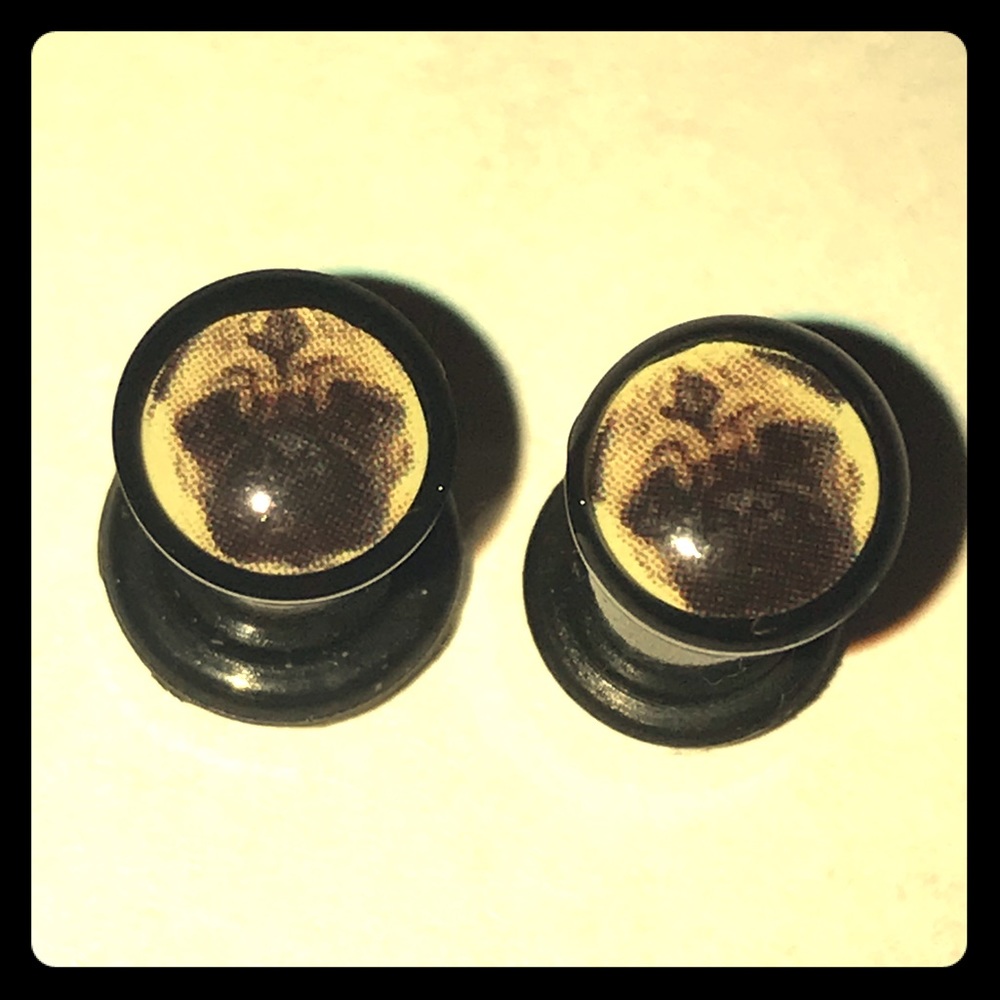 Cute pug plugs.